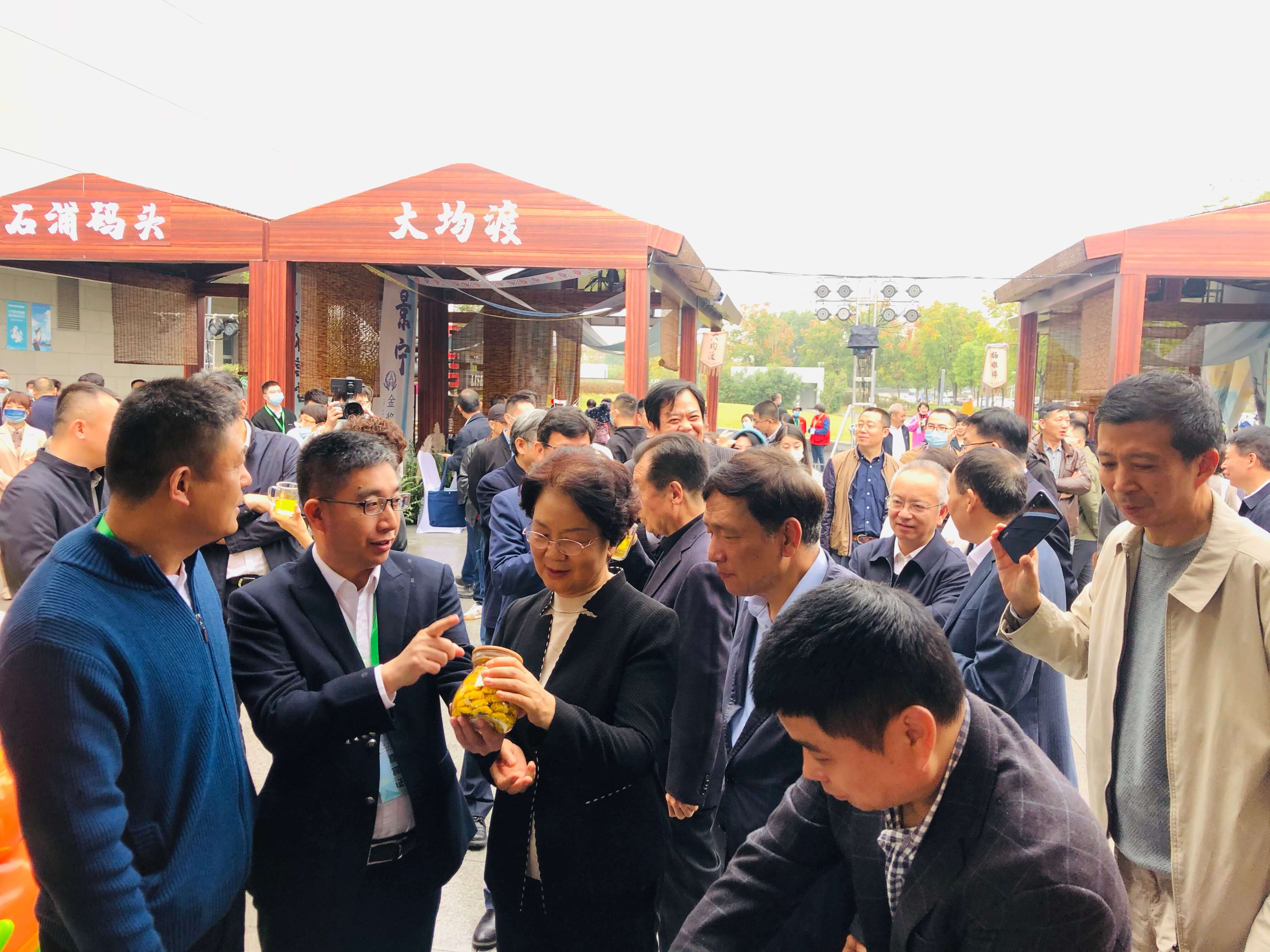 全國(guó)政協(xié)社會(huì)和法制委員會(huì)副主任、浙江省原政協(xié)主席喬傳秀在三茶節(jié)現(xiàn)場(chǎng)指導(dǎo)