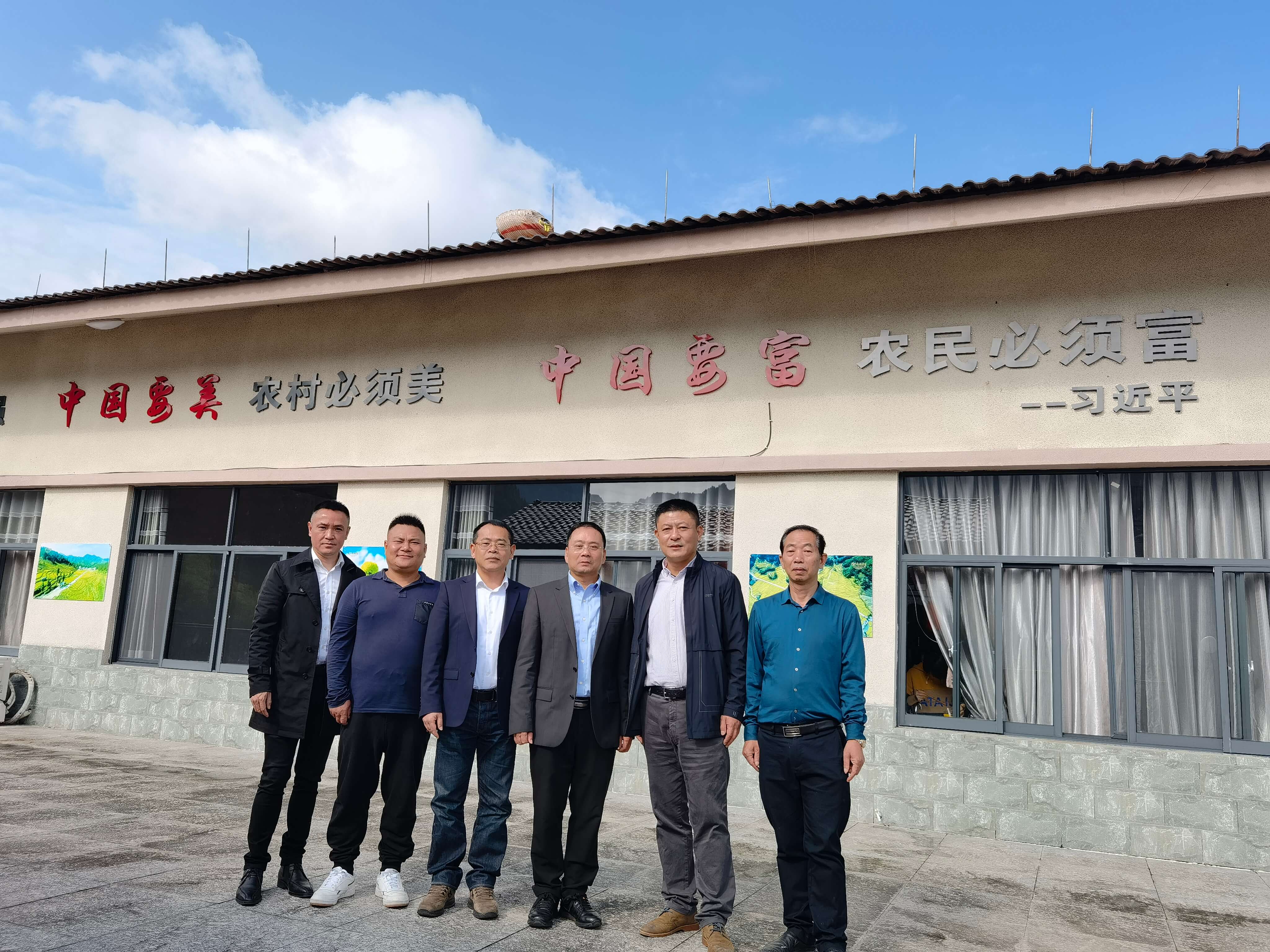 原青田縣常委副縣長(zhǎng)陳海民，原青田農(nóng)業(yè)局局長(zhǎng)王建鋒在基地指導(dǎo)工作
